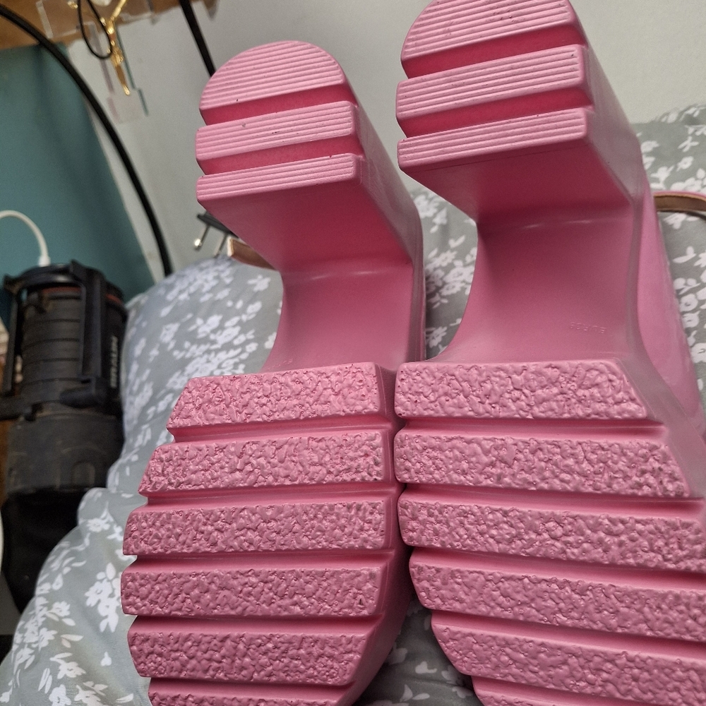 Shoes - Picture 2 of 3